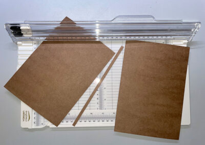 Kraftpapier Kartenbasis mit Papierschneider schneiden