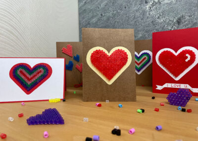 Verschiedene DIY-Herzkarten mit Buegelperlen