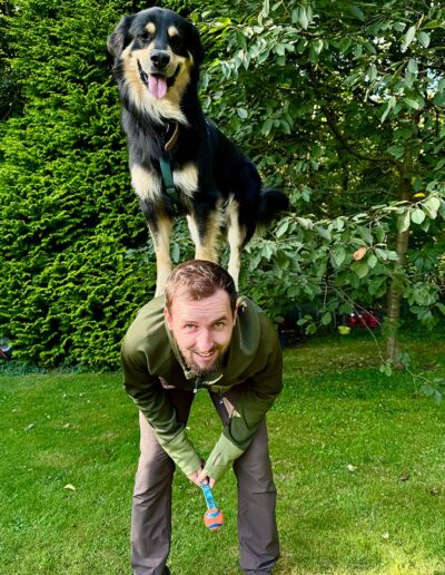 Hund auf Rücken von Besitzer