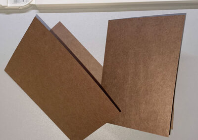 Zwei fertige Karten aus Kraftpapier