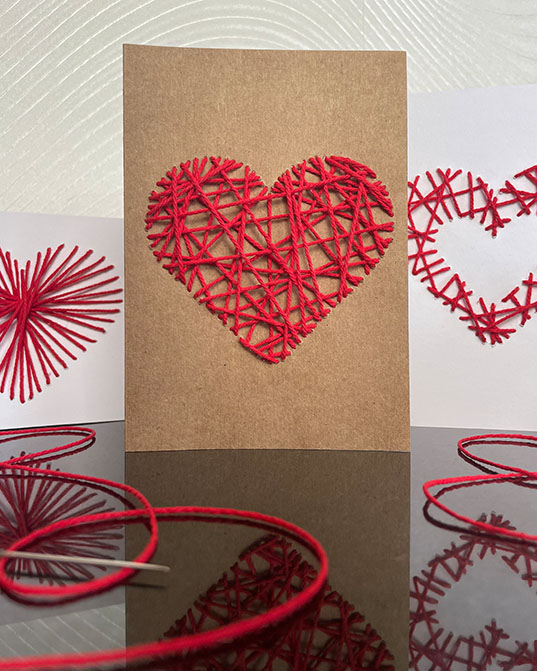 DIY-Herz-Karte mit Kraftpapier und rotem Faden DIY-Herz-Karte mit Kraftpapier und rotem Faden