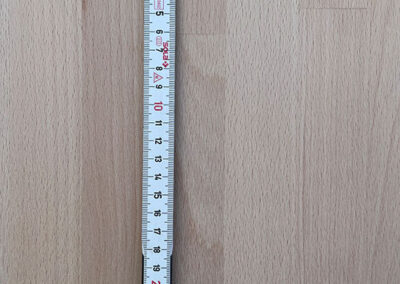 Ein Brett (Buche) mit Zollstock. Es zeigt 22 cm Breite an.