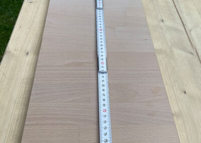 Ein Brett (Buche) mit Zollstock. Es zeigt 80 cm Länge an.