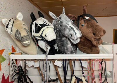 DIY-Hobbyhorse-Stall - Pferde seitlich gedreht