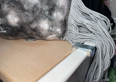 Winkelhaken mit Filzgleiter am Bett (Buche)