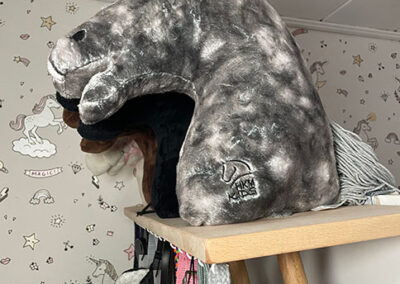 DIY-Hobbyhorse-Stall (Buche) ohne Rahmen von der Seite