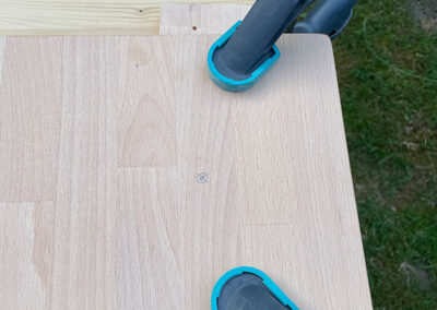 Holzblock beim Bohren unterlegen und fixieren