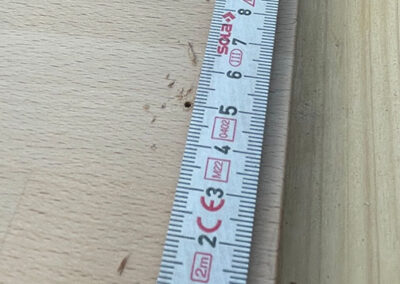 Häkchen vorbohren - Abstand zwischen den Löchern 5 cm