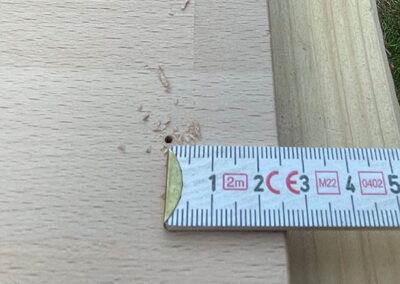 Häkchen vorbohren - Abstand zum Rand 2,5 cm