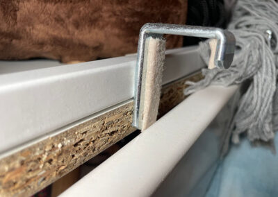 Winkelhaken mit Filzgleiter am Bett (Pressholz)