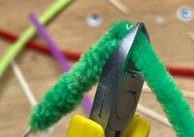 DIY Blumenmonster basteln: Pfeifenputzer schneiden