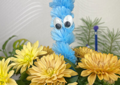 DIY Blumenmonster wuscheliger Pfeifenputzer blau