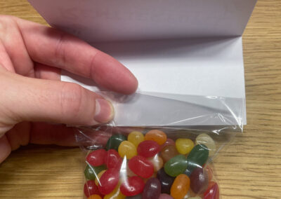 diy-Weihnachtstüten: Anleitung Etikett an Tüte halten innen