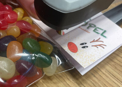 diy-Weihnachtstüten: Anleitung Etikett an Tüte befestigen