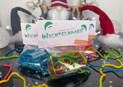 diy-Weihnachtstüten: Wichtelhaare bunt