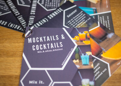 Cocktailkarte: Sunrise, Swimmingpool, Grüne Wiese, Caipirinha