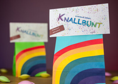 Fertige, knallbunte Silvester Snacktüten mit Etiketten für eine Familienfeier