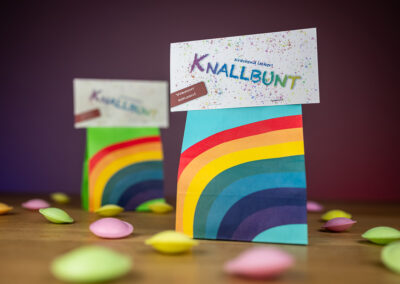 Mehrere fertige Silvester Snacktüten mit bunten Etiketten auf einem Tisch arrangiert