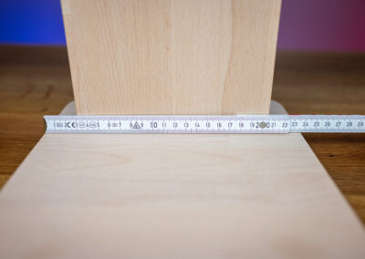 Eine Handzeichnung auf Papier zeigt die Maße für den DIY Staubsaugerständer aus Holz.