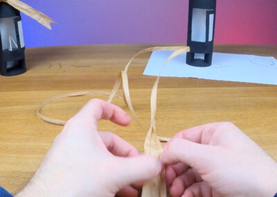 Bastband auseinanderfalten zur Vorbereitung der Schleife