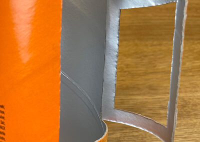 Fensteröffnung mit Cuttermesser in Chipsdose schneiden