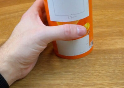 Schablone auf Chipsdose auflegen zum Einzeichnen der Öffnungen