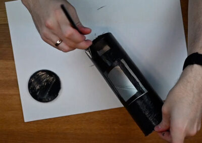 Chipsdose mit schwarzer Acrylfarbe anmalen für DIY Kamin