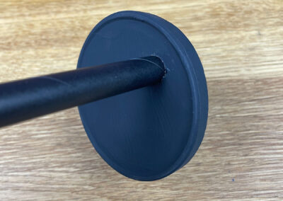 Chipsdosen Deckel von außen und innen schwarz anmalen