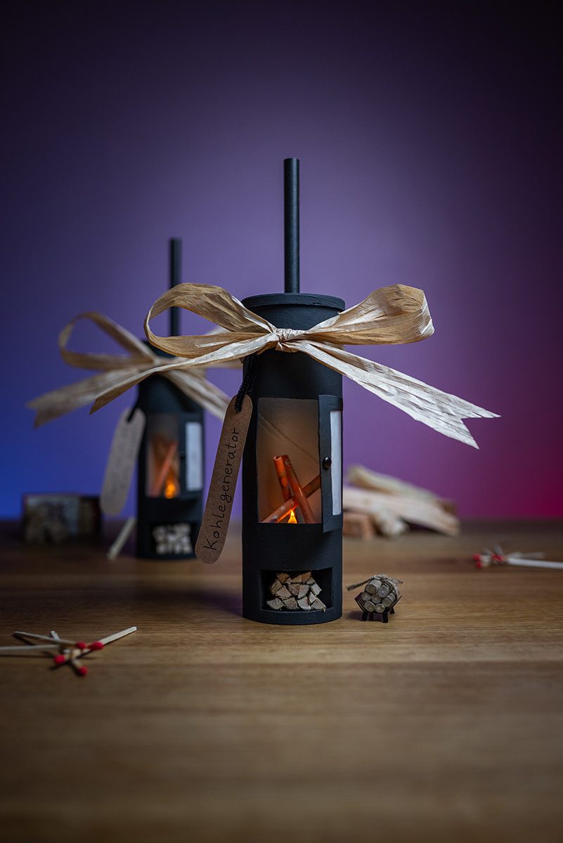 DIY Kamin basteln – Geldgeschenk selber machen Selbst gebastelter DIY Kamin aus Chipsdose als kreatives Geldgeschenk