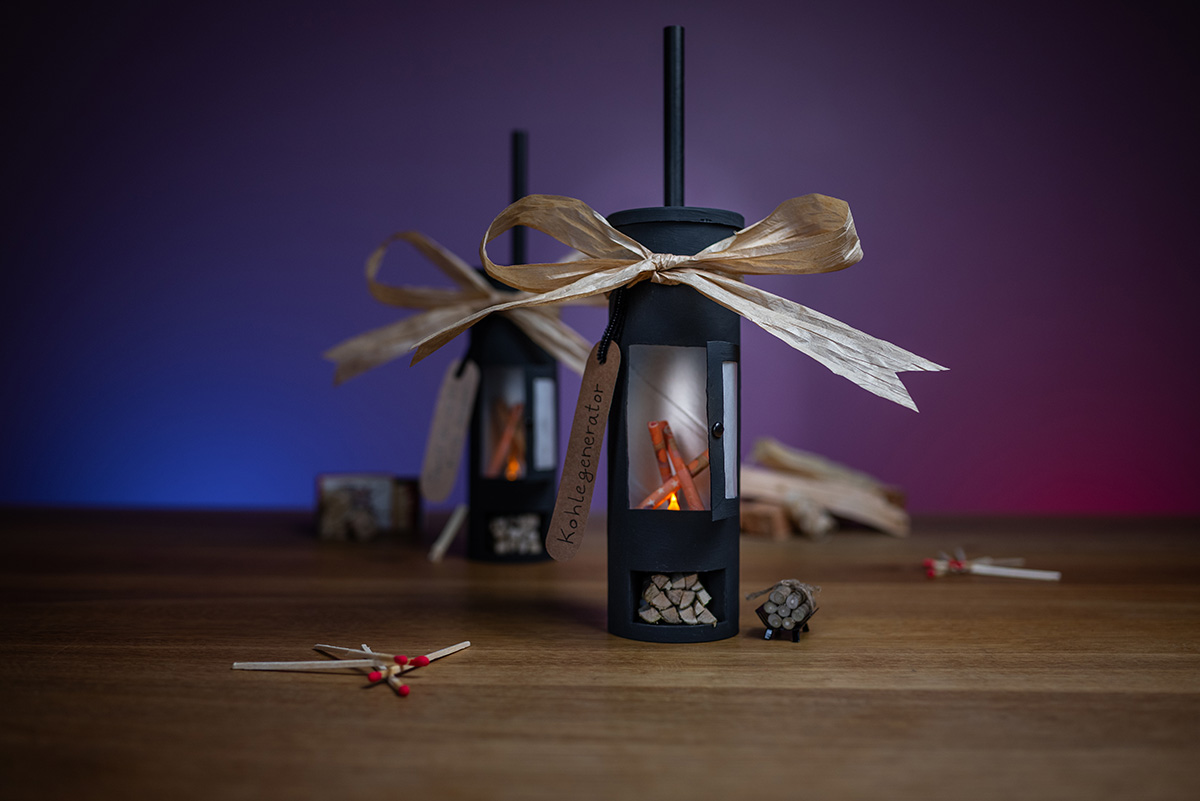 DIY Kamin Geldgeschenk aus Chipsdose mit Schleife und Beschriftung Kohlegenerator