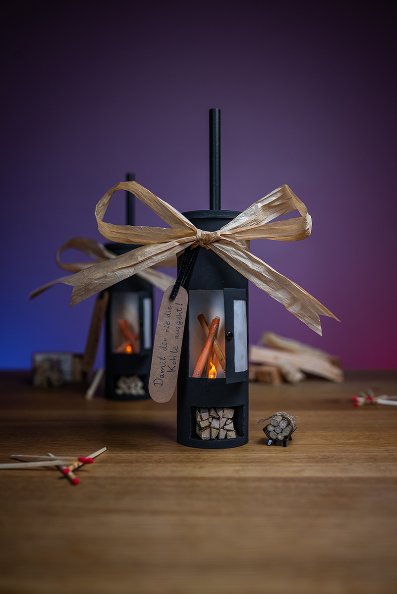 DIY Kamin mit Teelicht und Geldscheinen – Kreatives Geldgeschenk DIY Kamin Geldgeschenk mit Elektro Teelicht und eingerollten Geldscheinen