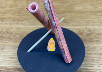 Zusammengerollte Geldscheine auf Zahnstocher aufschieben