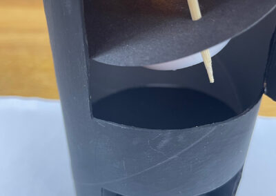 Teelicht mit Geldscheinen von oben in Chipsdose einsetzen