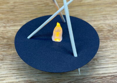 Schwarzer Kreis mit Zahnstochern auf Teelicht geklebt für DIY Kamin Innenleben