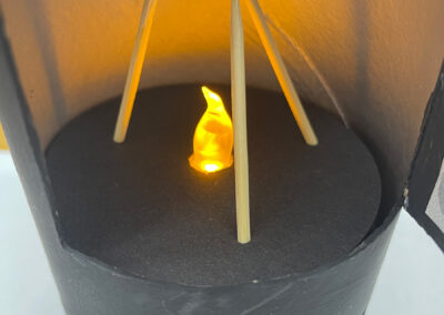 Fertiges Innenleben mit Teelicht und Geldscheinen in Chipsdose eingesetzt