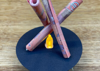 Aufgerollte Geldscheine auf Zahnstocher des Teelichts aufgesteckt