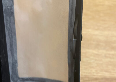 Musterbeutelklammer von innen an der Kamintür der Chipsdose befestigt