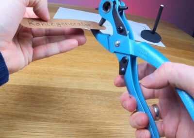 Loch in Kraftpapier Schild stanzen für DIY Kamin Dekoration