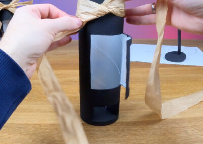 Erster Schritt beim Binden der Bastband Schleife für DIY Kamin