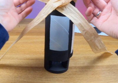 Zweiter Schritt beim Binden der Bastband Schleife für DIY Kamin