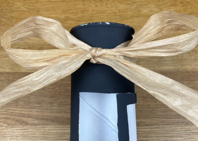 Fertige formstabile Schleife zwischen Kamintür und Deckel des DIY Kamins