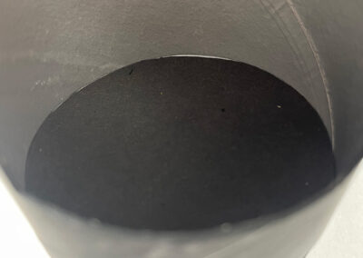 Schwarzen Kreis mit Heißklebepistole unten in Chipsdose festkleben