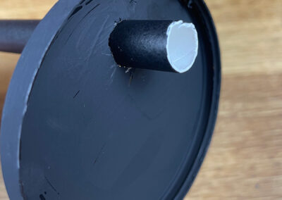 Schwarzer Strohhalm als Schornstein in Deckel der Chipsdose eingesetzt