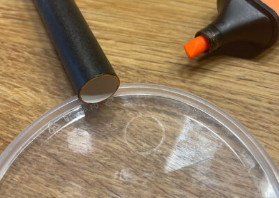 Strohhalm Markierung mit Permanentmarker auf Chipsdosen Deckel übertragen