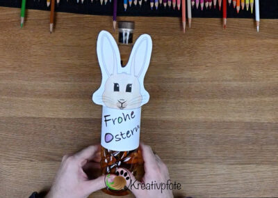 Fertige Osterhasen Flaschenverpackung um eine Flasche zu Ostern
