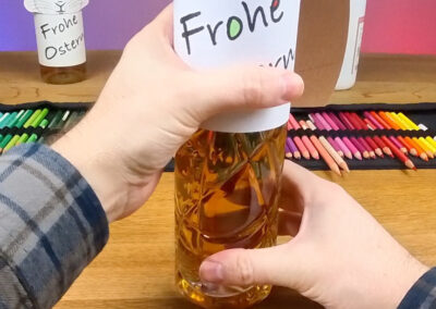 Osterhasen Flaschenverpackung wird an der Flasche befestigt