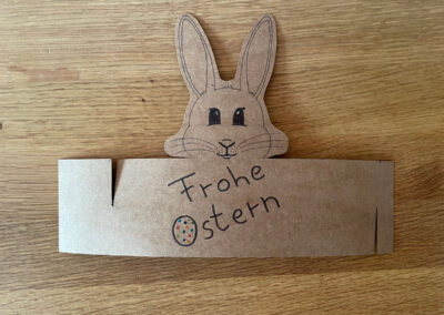 Papier Prototyp der Osterhasen Flaschenverpackung ohne Flasche