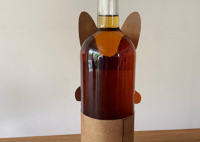 Rückseite der Flaschenverpackung zu Ostern mit ineinandergesteckten Papierlaschen