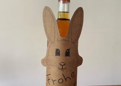 Prototyp der Osterhasen Flaschenverpackung von vorne an einer Flasche