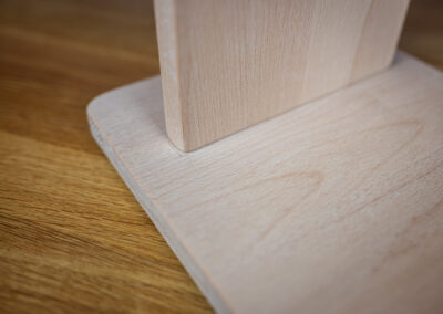 Schleif mit einem Schleifklotz die Kanten eines Holzbretts glatt.